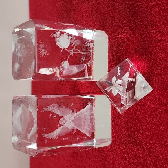 3 piece of 3D Glass paper weights Display. - Picture 1 of 10